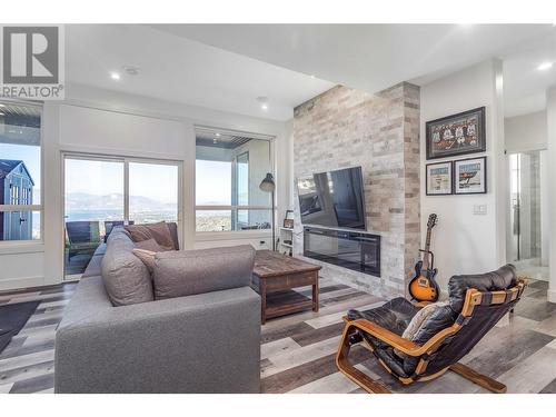 1016 Clarance Avenue, Kelowna, BC - Indoor Photo Showing Living Room With Fireplace