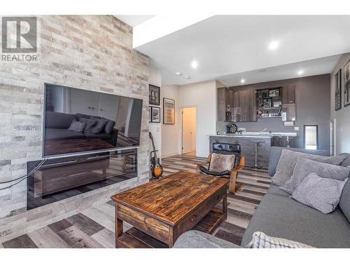 1016 Clarance Avenue, Kelowna, BC - Indoor Photo Showing Living Room