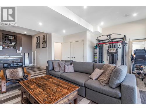 1016 Clarance Avenue, Kelowna, BC - Indoor Photo Showing Living Room