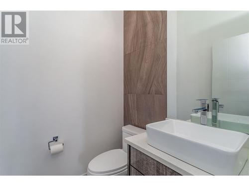 1016 Clarance Avenue, Kelowna, BC - Indoor Photo Showing Bathroom