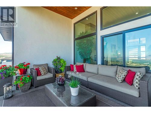 1016 Clarance Avenue, Kelowna, BC -  Photo Showing Living Room