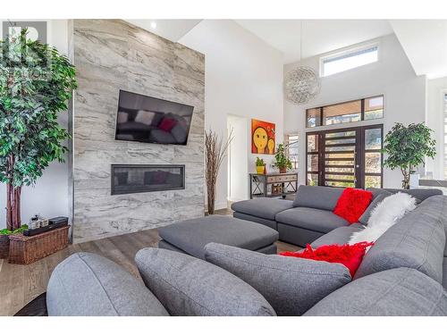 1016 Clarance Avenue, Kelowna, BC - Indoor Photo Showing Living Room With Fireplace