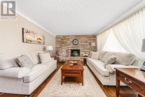 1234 Oxford Avenue, Kingsville, ON - Indoor Photo Showing Living Room With Fireplace