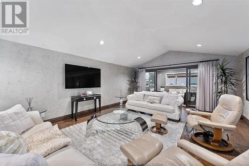 1530 Ravine Line, Kingsville, ON - Indoor Photo Showing Living Room