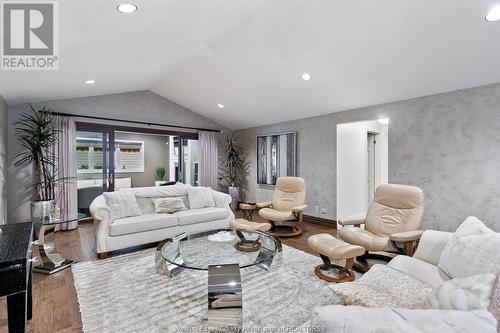 1530 Ravine Line, Kingsville, ON - Indoor Photo Showing Living Room