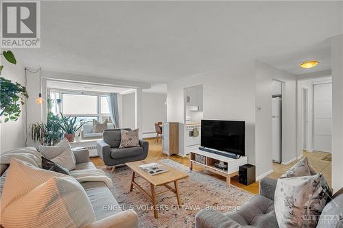 1007 - 1356 Meadowlands Drive E, Ottawa, ON - Indoor Photo Showing Living Room