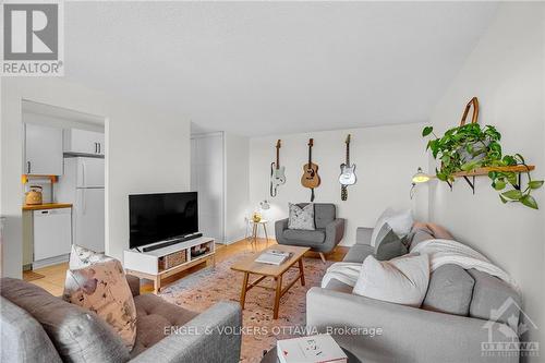 1007 - 1356 Meadowlands Drive E, Ottawa, ON - Indoor Photo Showing Living Room