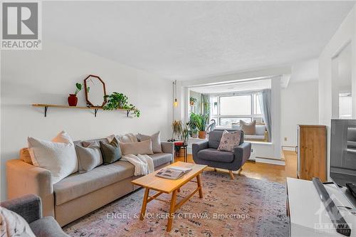 1007 - 1356 Meadowlands Drive E, Ottawa, ON - Indoor Photo Showing Living Room