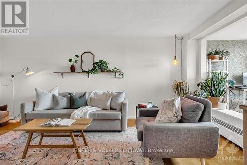 1007 - 1356 Meadowlands Drive E, Ottawa, ON - Indoor Photo Showing Living Room