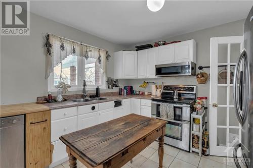 2581 Yarmouth Crescent, Ottawa, ON - Indoor Photo Showing Kitchen With Double Sink