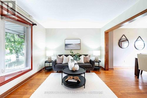 90 Chester Crescent, Scugog (Port Perry), ON - Indoor Photo Showing Living Room