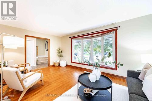 90 Chester Crescent, Scugog (Port Perry), ON - Indoor Photo Showing Living Room