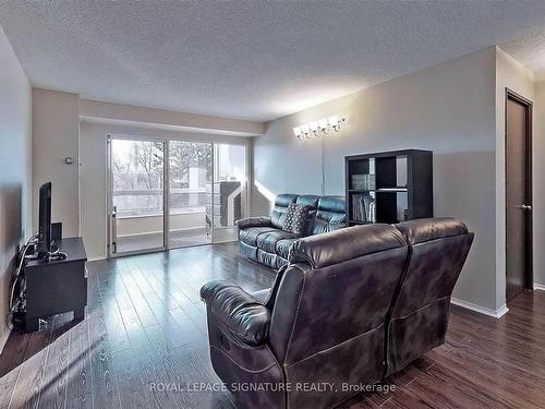 321-326 Major Mackenzie Dr E, Richmond Hill, ON - Indoor Photo Showing Living Room