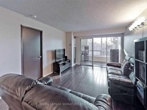 321-326 Major Mackenzie Dr E, Richmond Hill, ON - Indoor Photo Showing Living Room