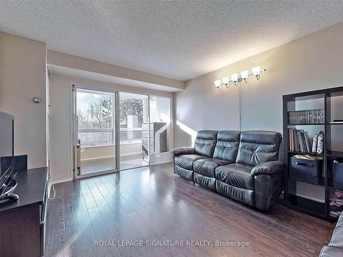 321-326 Major Mackenzie Dr E, Richmond Hill, ON - Indoor Photo Showing Living Room