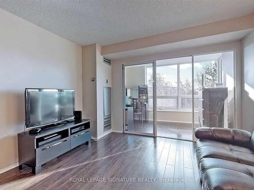 321-326 Major Mackenzie Dr E, Richmond Hill, ON - Indoor Photo Showing Living Room