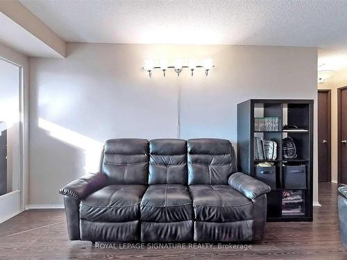 321-326 Major Mackenzie Dr E, Richmond Hill, ON - Indoor Photo Showing Living Room