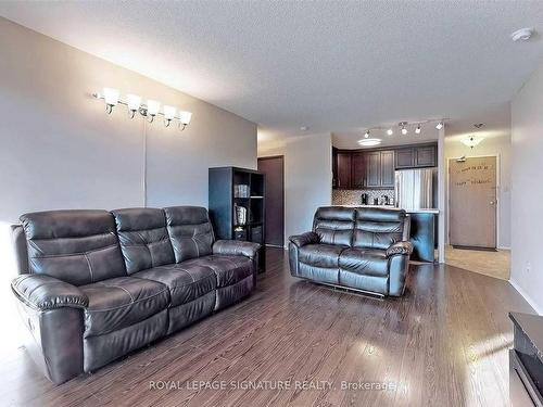 321-326 Major Mackenzie Dr E, Richmond Hill, ON - Indoor Photo Showing Living Room