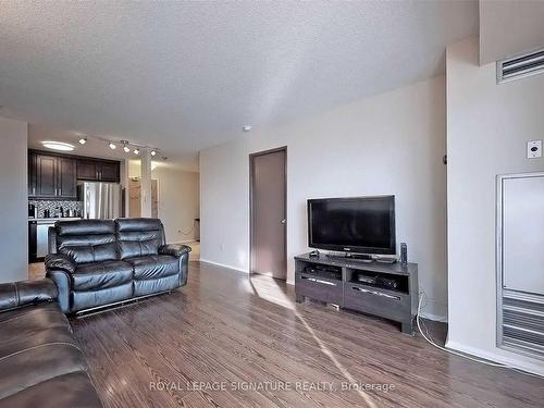 321-326 Major Mackenzie Dr E, Richmond Hill, ON - Indoor Photo Showing Living Room