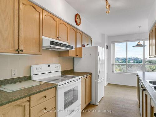 804-38 Fontenay Crt, Toronto, ON - Indoor Photo Showing Kitchen With Double Sink