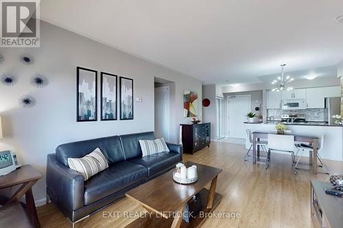 423 - 10 Mendelssohn Street, Toronto (Clairlea-Birchmount), ON - Indoor Photo Showing Living Room