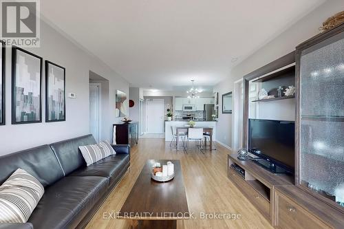 423 - 10 Mendelssohn Street, Toronto (Clairlea-Birchmount), ON - Indoor Photo Showing Living Room