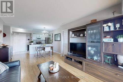 423 - 10 Mendelssohn Street, Toronto (Clairlea-Birchmount), ON - Indoor Photo Showing Living Room