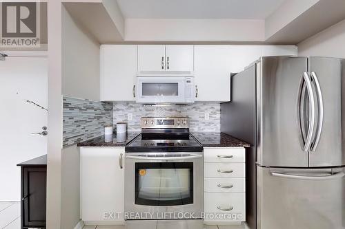 423 - 10 Mendelssohn Street, Toronto (Clairlea-Birchmount), ON - Indoor Photo Showing Kitchen With Stainless Steel Kitchen