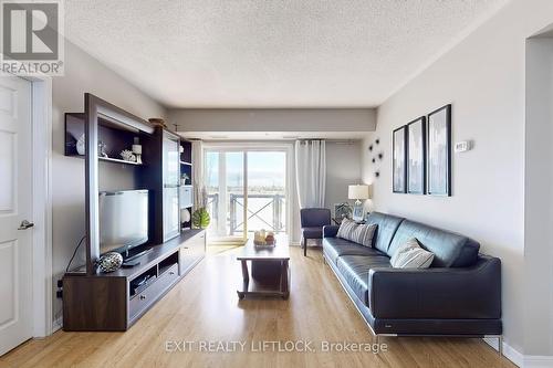 423 - 10 Mendelssohn Street, Toronto (Clairlea-Birchmount), ON - Indoor Photo Showing Living Room