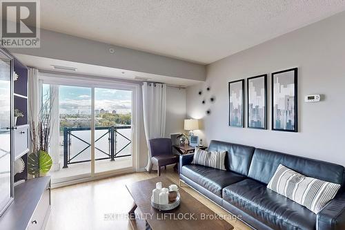 423 - 10 Mendelssohn Street, Toronto (Clairlea-Birchmount), ON - Indoor Photo Showing Living Room