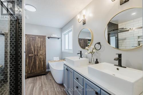 1007 Byronmanor Road, London, ON - Indoor Photo Showing Bathroom