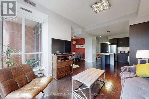 112 - 55 Regent Park Boulevard, Toronto, ON - Indoor Photo Showing Living Room