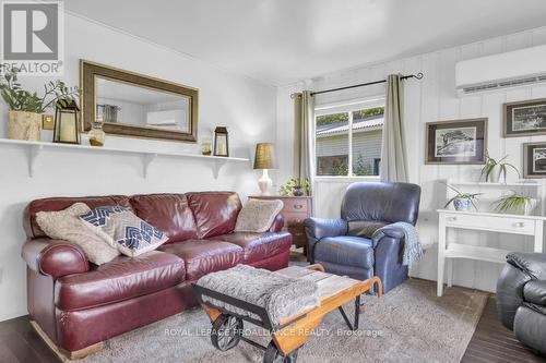 4388 Henderson Road, North Frontenac, ON - Indoor Photo Showing Living Room