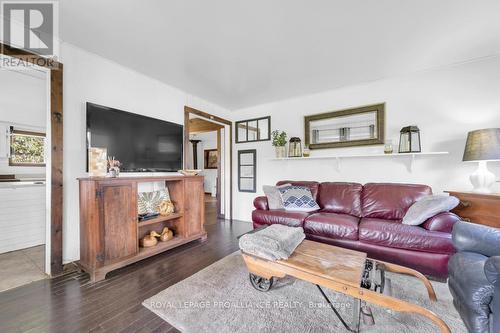 4388 Henderson Road, North Frontenac, ON - Indoor Photo Showing Living Room