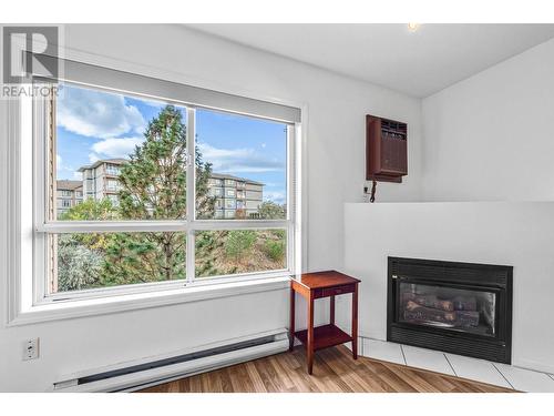 1120 Hugh Allan Drive Unit# 311, Kamloops, BC - Indoor Photo Showing Living Room With Fireplace