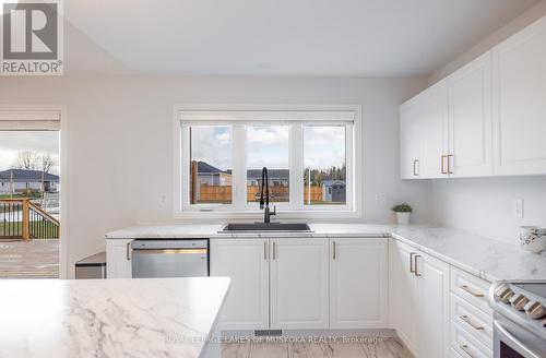 14 Henry Ball Court, Oro-Medonte, ON - Indoor Photo Showing Kitchen