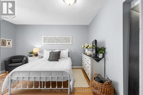 1284 Springbank Avenue, London, ON - Indoor Photo Showing Bedroom