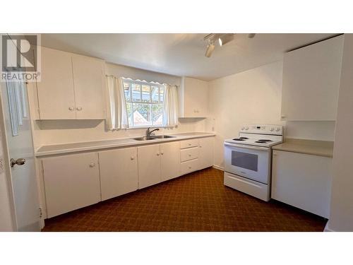 2821 Black Bear  Crescent, Kimberley, BC - Indoor Photo Showing Kitchen With Double Sink