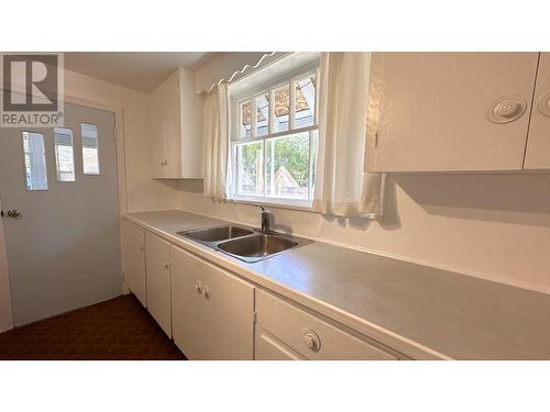 2821 Black Bear  Crescent, Kimberley, BC - Indoor Photo Showing Kitchen With Double Sink