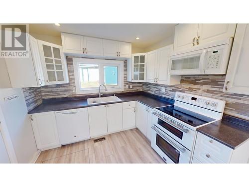 311 7Th  S Avenue, Cranbrook, BC - Indoor Photo Showing Kitchen