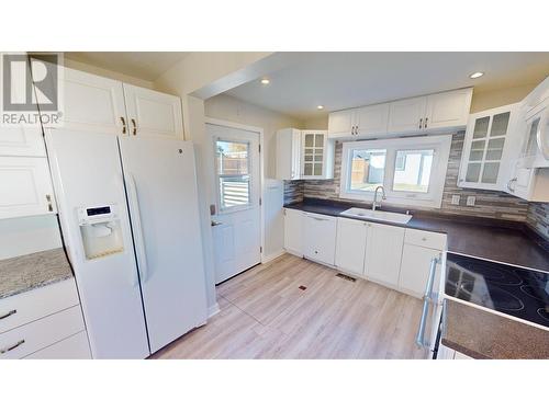 311 7Th  S Avenue, Cranbrook, BC - Indoor Photo Showing Kitchen