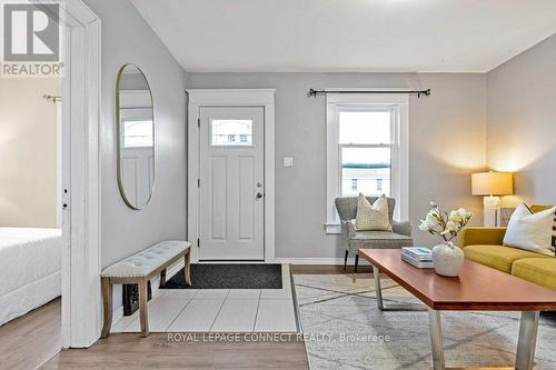 258 Nassau Street, Oshawa, ON - Indoor Photo Showing Living Room