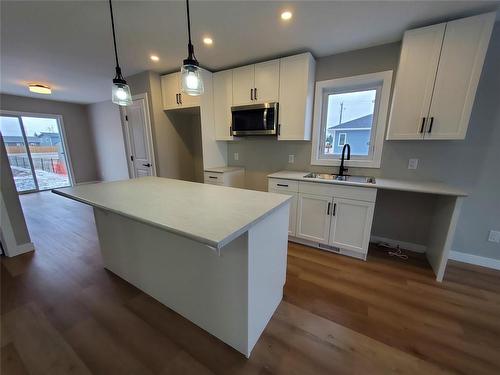 61 Falcon Bay, Ste Anne, MB - Indoor Photo Showing Kitchen With Double Sink