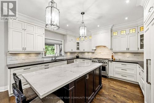 6 Magistrale Court, Richmond Hill, ON - Indoor Photo Showing Kitchen With Upgraded Kitchen