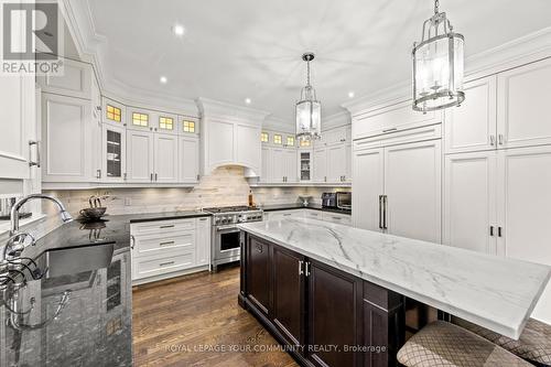 6 Magistrale Court, Richmond Hill, ON - Indoor Photo Showing Kitchen With Upgraded Kitchen