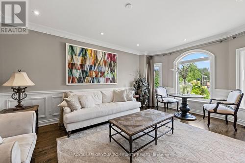 6 Magistrale Court, Richmond Hill, ON - Indoor Photo Showing Living Room