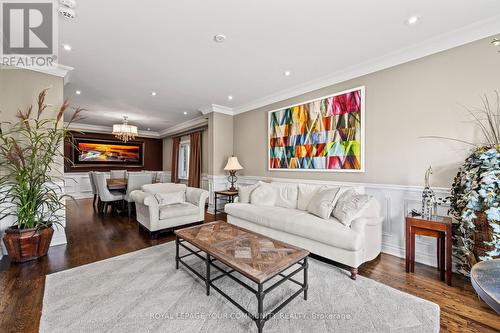 6 Magistrale Court, Richmond Hill, ON - Indoor Photo Showing Living Room