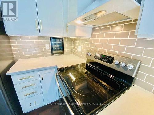 22 Doyle Drive, Barrie, ON - Indoor Photo Showing Kitchen