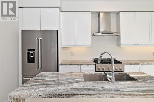 15 Schmeltzer Crescent, Richmond Hill, ON - Indoor Photo Showing Kitchen