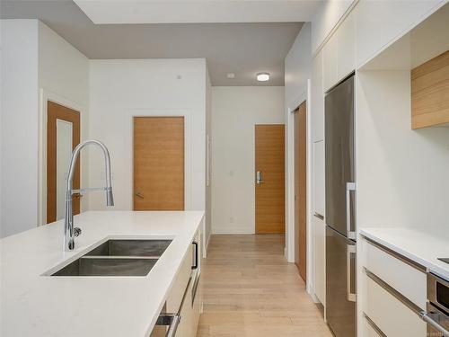 1601-989 Johnson St, Victoria, BC - Indoor Photo Showing Kitchen With Double Sink